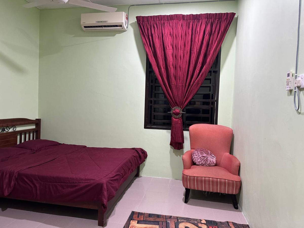 Rumah percutian Pantai Batu Hitam No14 L4 *
